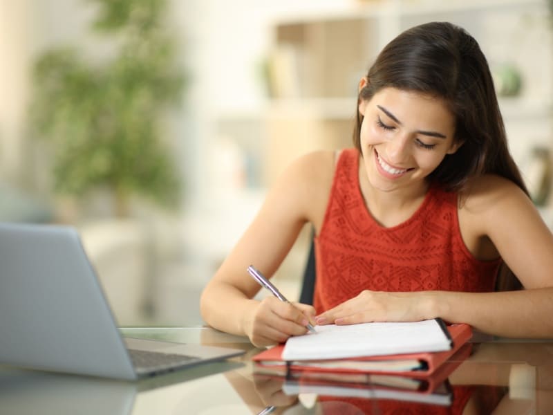 Estudiante preparándose para la convocatoria IPN 2025 nivel medio superior con estudio en casa.