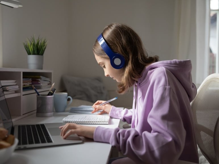 Joven practicando con un simulador ecoems en su computadora mientras toma notas.