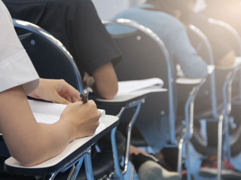Bachilleres realizando un examen de selección en la convocatoria UAM 2025, compitiendo por un lugar en la Universidad Autónoma Metropolitana.