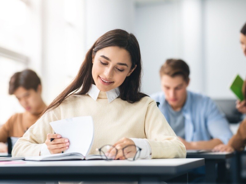 Aspirante estudiando para examen de ingreso a la Universidad de Guadalajara - Convocatoria UDG