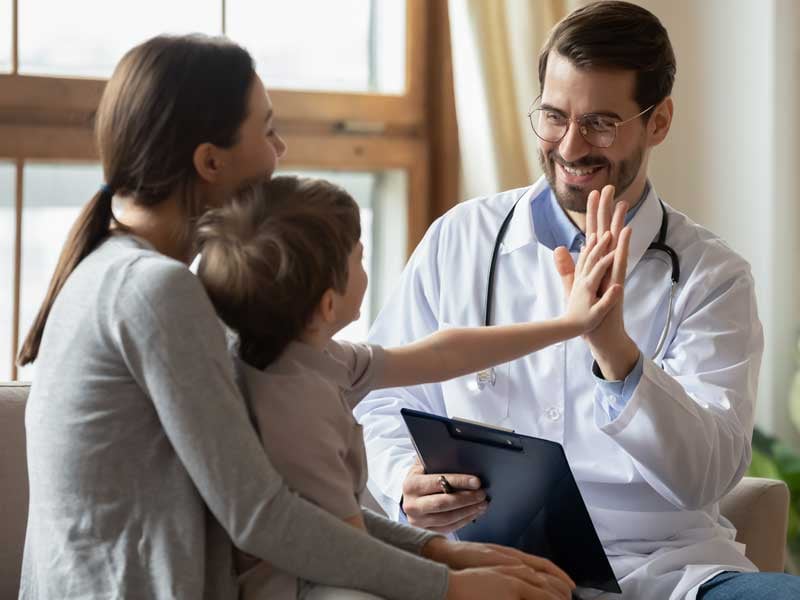 Médico atendiendo a niño resaltando su valor y dedicación