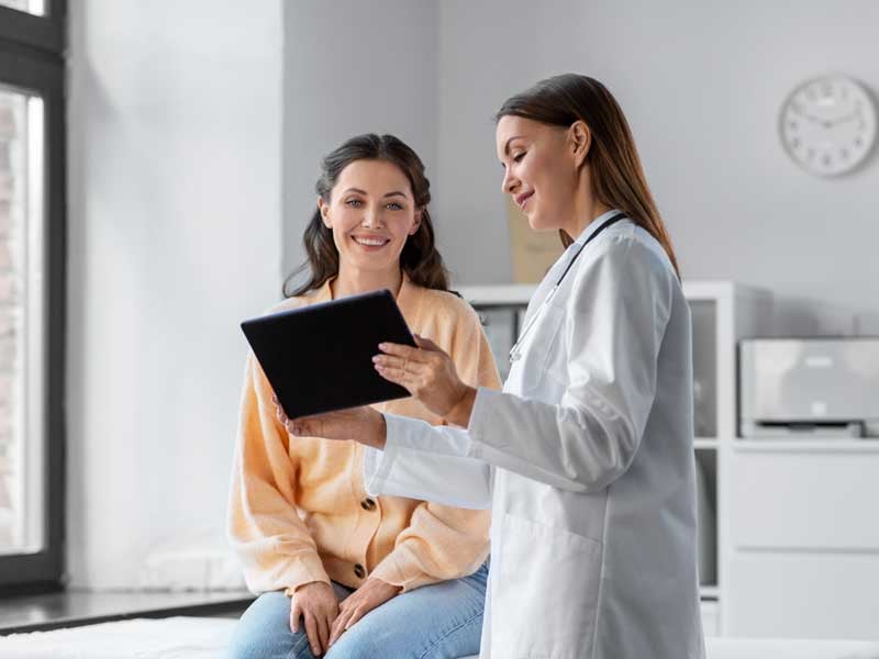 Mujer médico explicando diagnóstico a paciente 