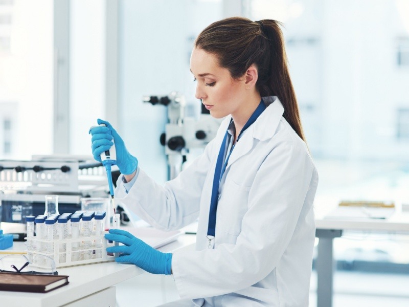 Científica médica realizando investigaciones en laboratorio, representando la carrera en investigación médica para descubrimientos innovadores.