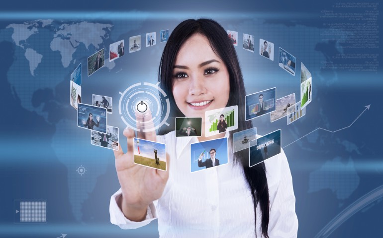 estudiar_mercadotecnia_y_publicidad_mujer_toca_pantallas_digitales