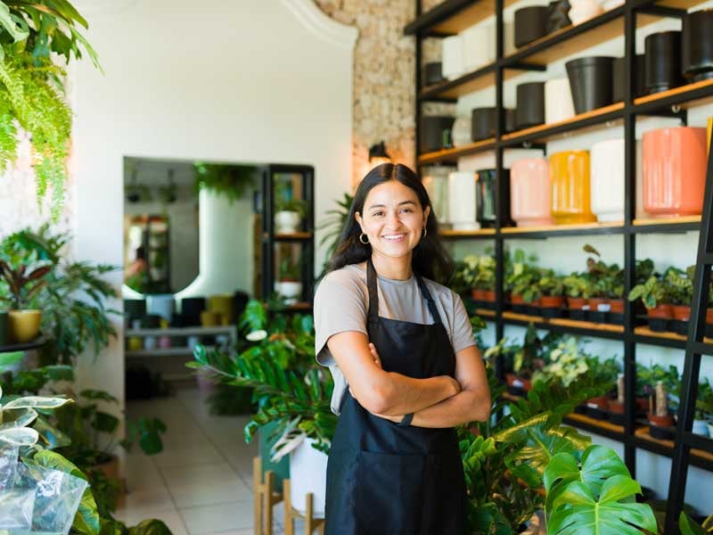 Joven feliz en su emprendimiento de venta de plantas 