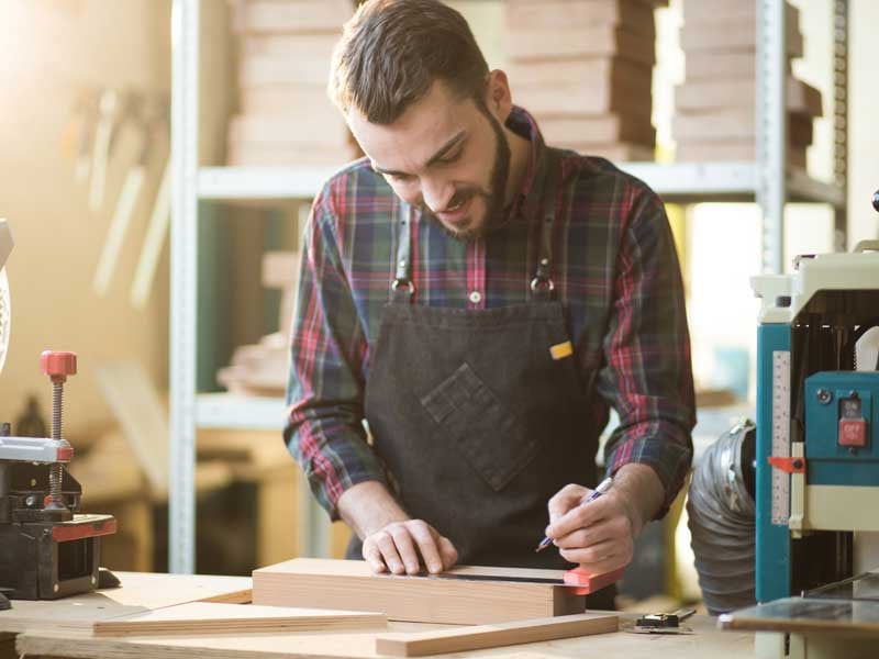 Joven emprendedor trabajando en su propio negocio