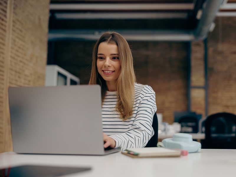 Recien egresada trabajando en una empresa desde su laptop