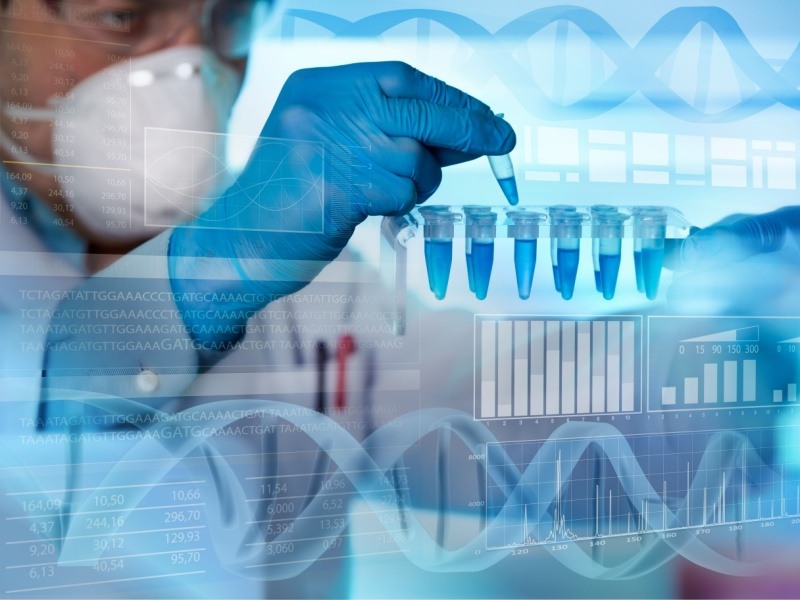 Científico biomédico analizando muestras en tubos de ensayo con gráficos de datos biológicos superpuestos.
