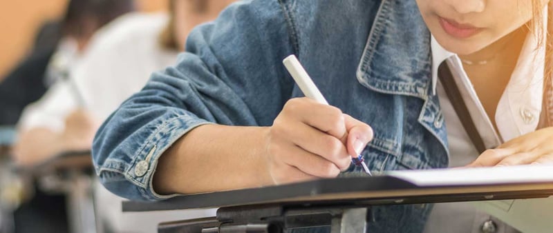 ¿Qué pasa si no me quedo en la universidad?