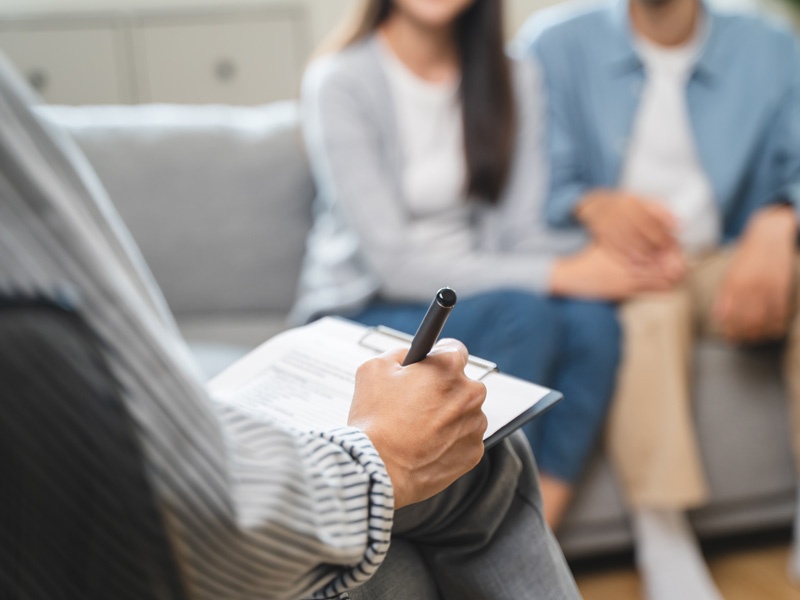 Terapia de pareja en consultorio psicológico, ejemplificando una de las aplicaciones de la psicología clínica en relaciones interpersonales