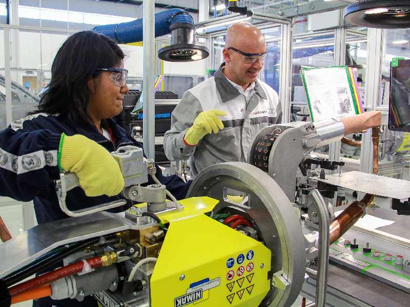 Estudiantes universitarios en Puebla, México, preparándose para oportunidades laborales impulsadas por el nearshoring."