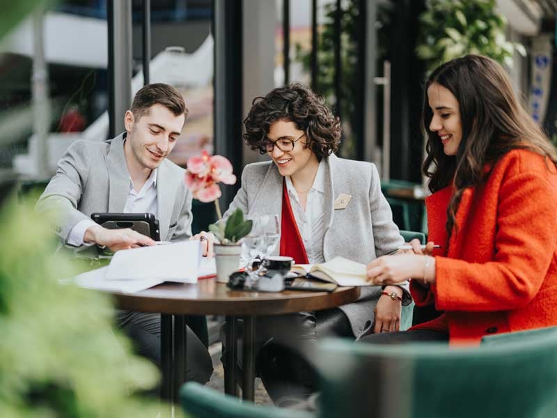 Socios de negocios discutiendo estrategias importantes, destacando la colaboración y la delegación de responsabilidades en el entorno corporativo.