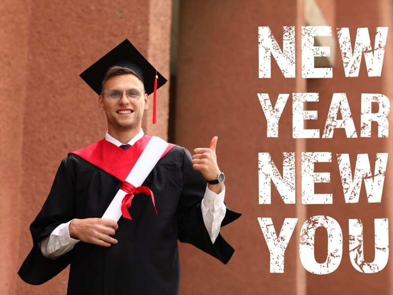 Graduado con diploma celebrando el inicio de un nuevo año con metas educativas y desarrollo profesional.