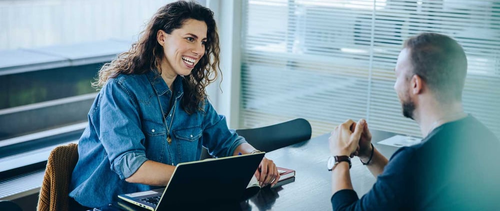 Preguntas comunes en una entrevista de trabajo y cómo responderlas (Guía 2026)