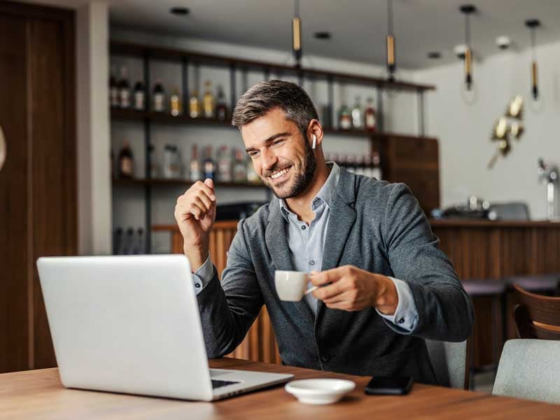 Estudiante profesional cursando una licenciatura en línea usando la plataforma Blackboard