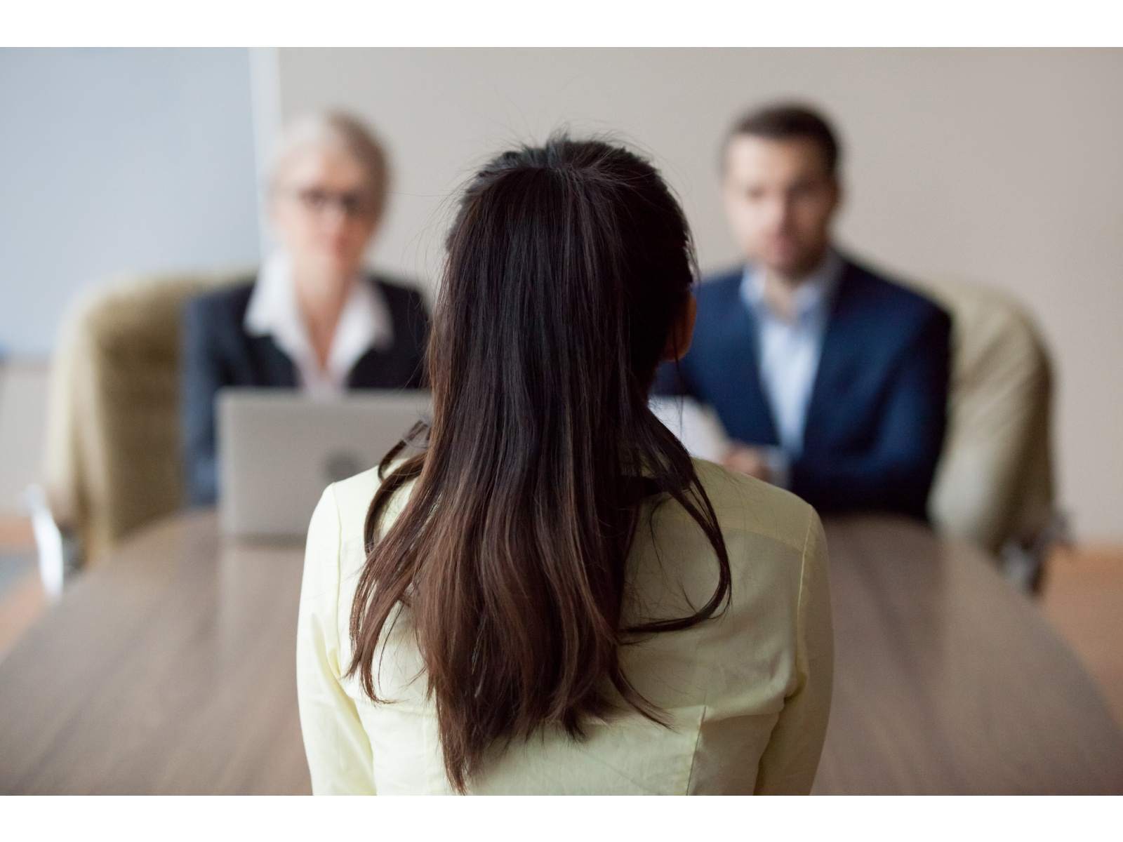 Candidata siendo entrevistada por dos reclutadores en oficina profesional