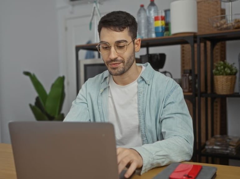 Empleado trabajando desde casa y organizando sus propósitos de Año Nuevo para mejorar su productividad laboral