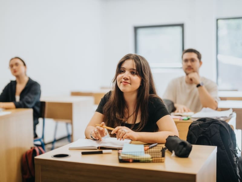 Estudiante en salón de clases preparándose para examen de ingreso a preparatoria ECOEMS en México