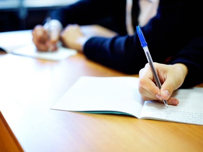 alumnos haciendo examen de Ecoems para el ingreso a la educación media superior en mexico