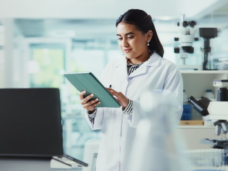 Ingeniera analizando datos en laboratorio tecnológico como parte de un proyecto de ingeniería aplicada.