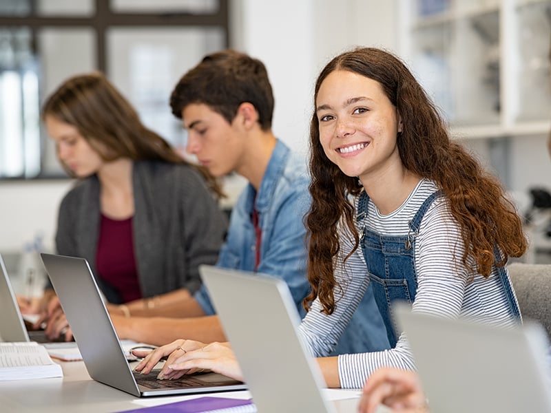 En México, las palabras “preparatoria” y “bachillerato” son sinónimos