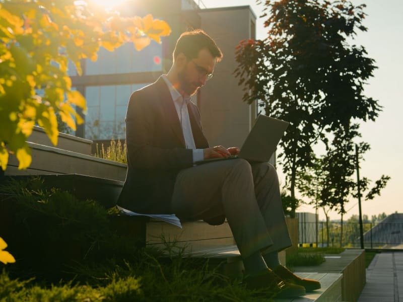 Profesional cursando una maestría en línea en México desde un espacio exterior, trabajando en laptop como ejemplo de estudio a distancia y flexibilidad académica.