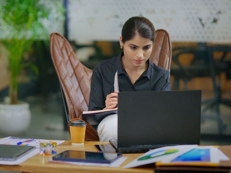 Profesional enfocada en mejorar su desempeño laboral y cumplir sus objetivos de trabajo para el nuevo año