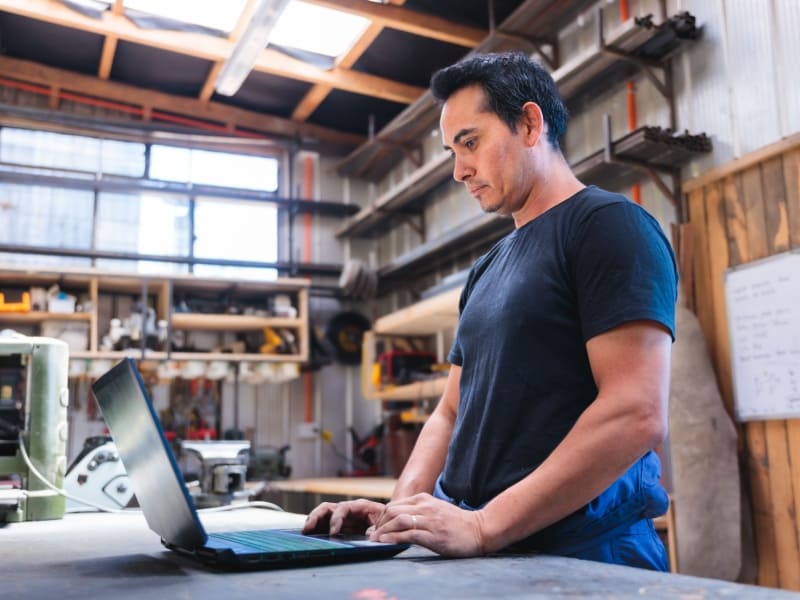 Profesional estudiando una maestría en línea desde su lugar de trabajo, como ejemplo de posgrado flexible para personas que trabajan en México.
