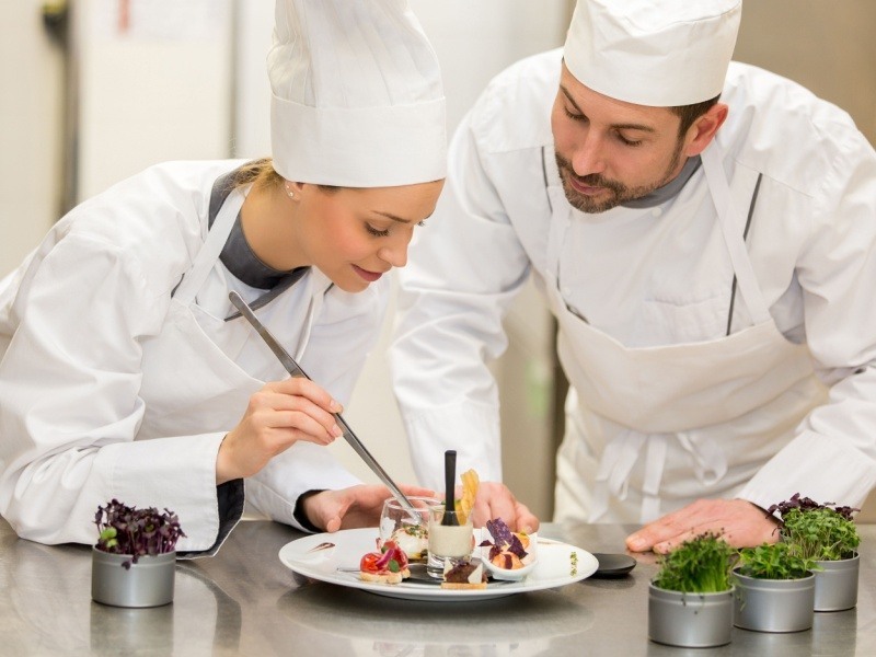 Estudiantes de Gastronomía de UVM practicando técnicas de emplatado