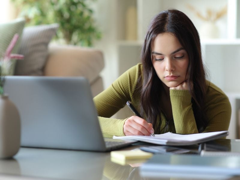 Estudiante preparando un nuevo plan de estudio tras no quedar en la universidad pública.