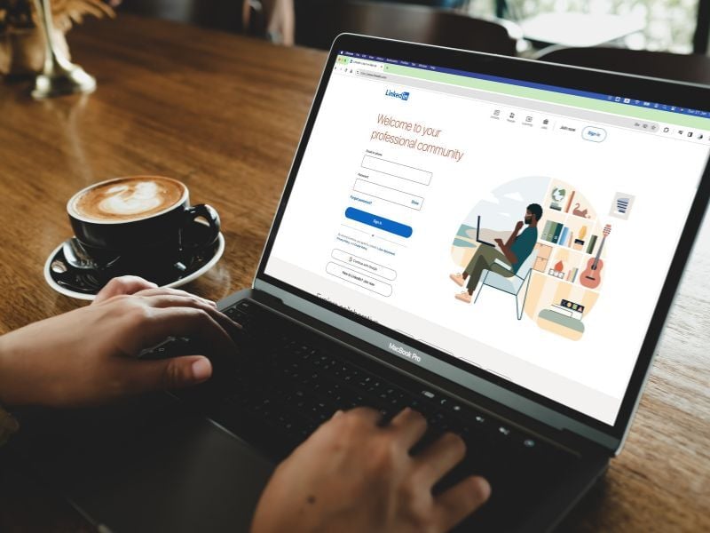 Persona frente a laptop con la pantalla de inicio de LinkedIn, lista para crear su perfil profesional sin experiencia laboral