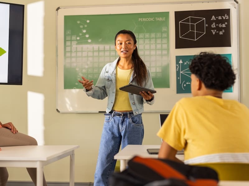 estudiante de preparatoria haciendo una exposición sin nervios