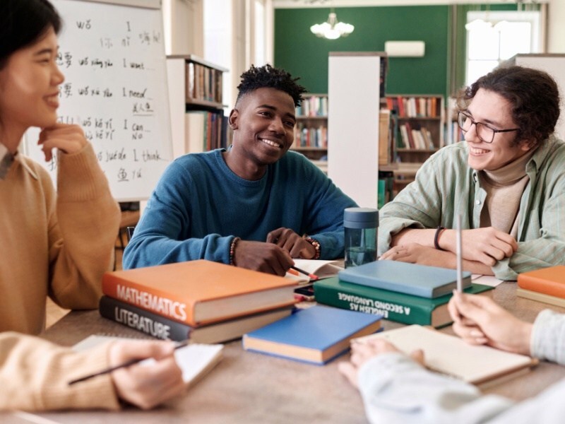 Estudiantes internacionales trabajando en equipo durante programa de intercambio universitario