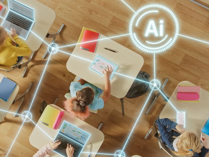 Estudiantes utilizando herramientas de Google for Education y IA en aulas digitales de UVM