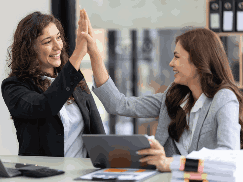 Profesionistas debatiendo ideas en entorno corporativo, beneficiados por maestrías en México con aval de Harvard Online
