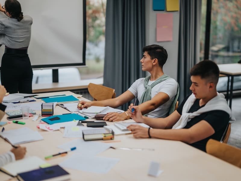 jovenes aprendiendo cosas nuevas