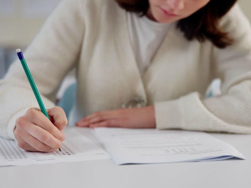 joven estudiando los mitos sobre el aprendizaje desde la neurociencia