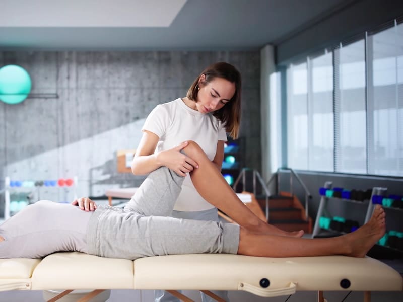 estudiante de fisioterapia aprendiendo las habilidades necesarias