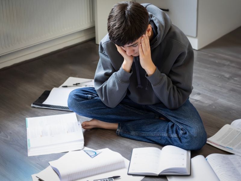 Estudiante procesando la frustración de no haber sido admitido en la universidad y buscando alternativas para continuar sus estudios.