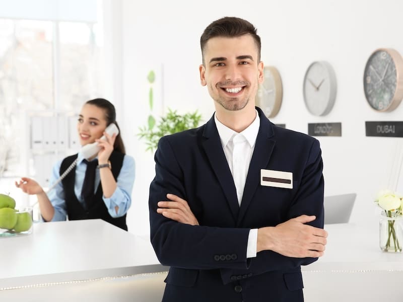 Gerente de hotel, ejemplo de uno de los empleos mejor pagados en el sector turístico.