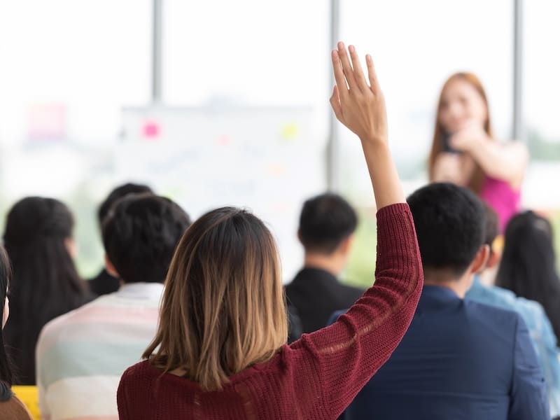 Estudiante eligiendo sus actividades extracurriculares en la universidad