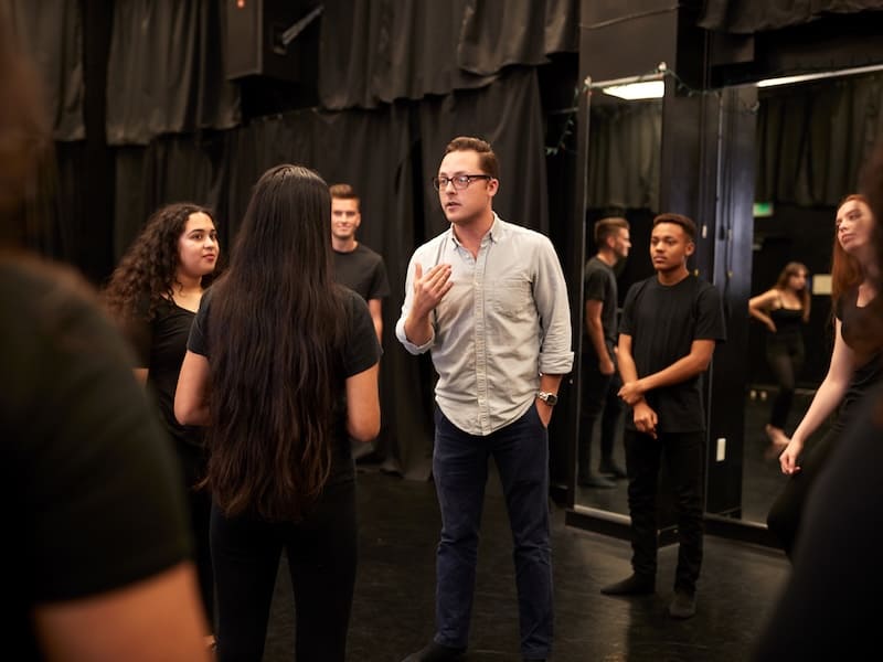 Estudiantes en su clase de teatro como actividad extracurricular