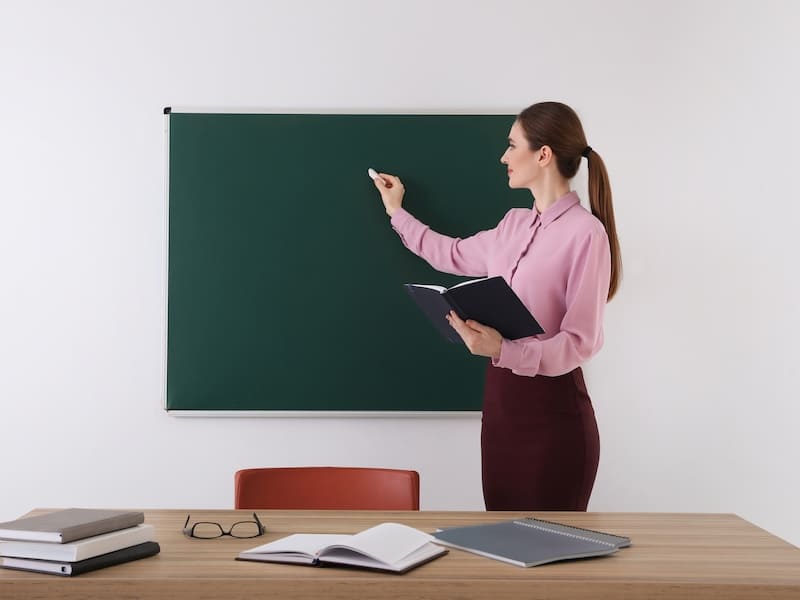 Estudiante de Educación preparando para dar una clase y tener experiencia docente