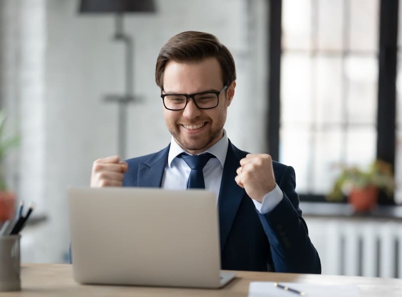 Profesional después de renunciar para buscar un mejor empleo