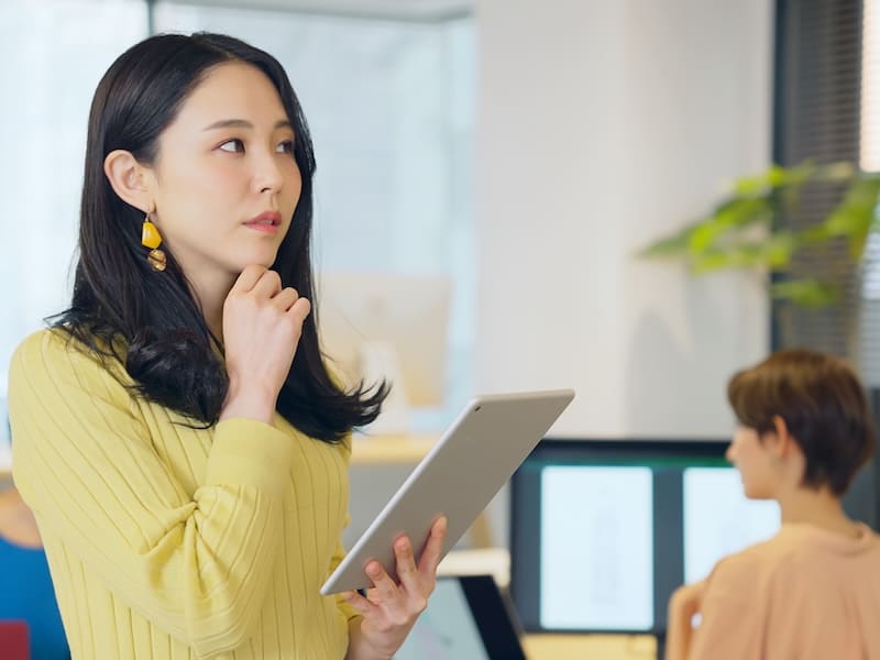 Mujer buscando mejores ofertas de empleo en internet