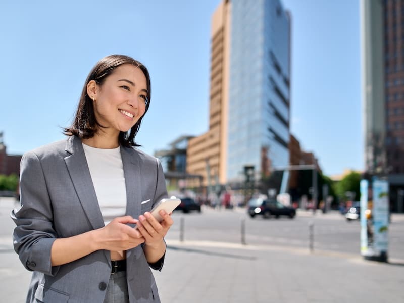 Organizadora de eventos turísticos gestionando itinerarios y reservaciones