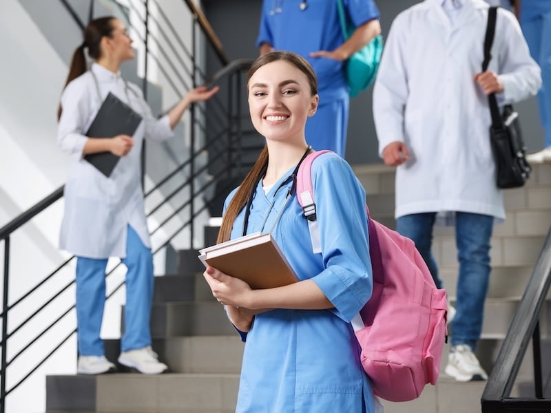 Estudiante de Medicina de la UVM preparándose para ir a clases