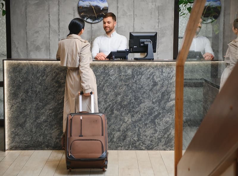 Profesional de turismo mostrando tareas clave del perfil profesional