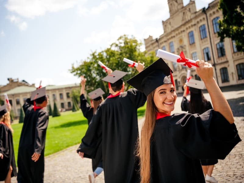 Estudiantes de UVM con su título universitario en la mano
