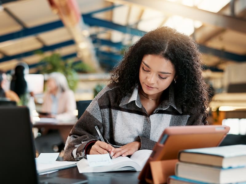 Estudiante participando en un bootcamp de tecnología en la UVM